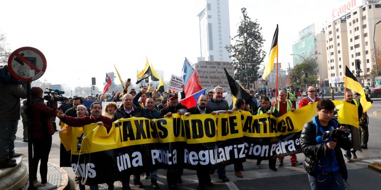 29 de Mayo del 2017/SANTIAGO La Agrupación de Taxistas Unidos realizó esta mañana una marcha a pie por Santiago, que buscó protestar contra Uber y Cabify, desde Plaza Baquedano hasta Los Héroes, a través de la Alameda. Fotografía de Francisco Flores Seguel / Agencia Uno